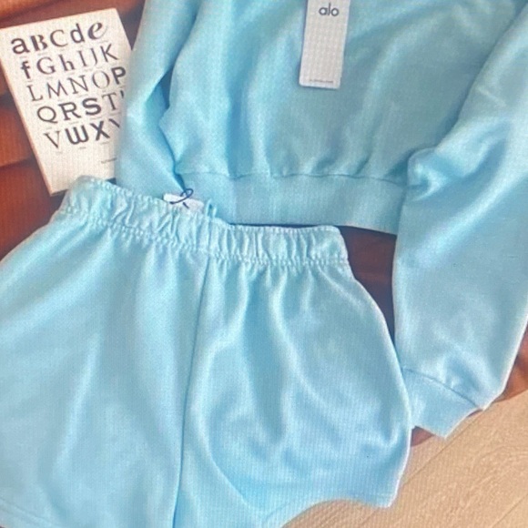 ALO Yoga Pale Blue Crop Sweatshirt and Drawstring Shorts Set - Picture 3 of 3